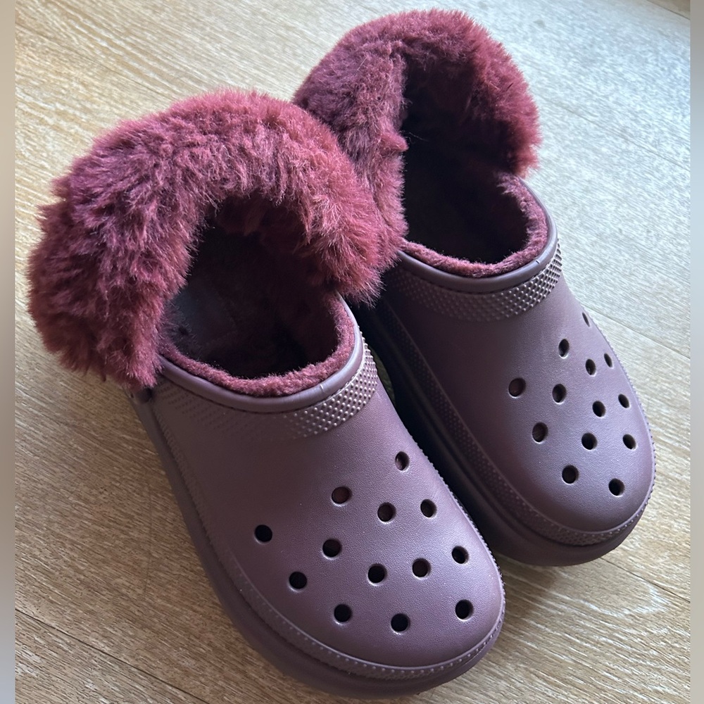 CROCS Stomp Lined Platform Clog Dark Cherry Maroon Faux Fur Plush Lined Clogs W7